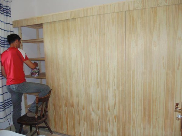 Modern egyedi fa szekrények igényeid szerint. Lakásfelújítás képek. Szekrény készítés Budapest területén Bízd Ránk a melót.