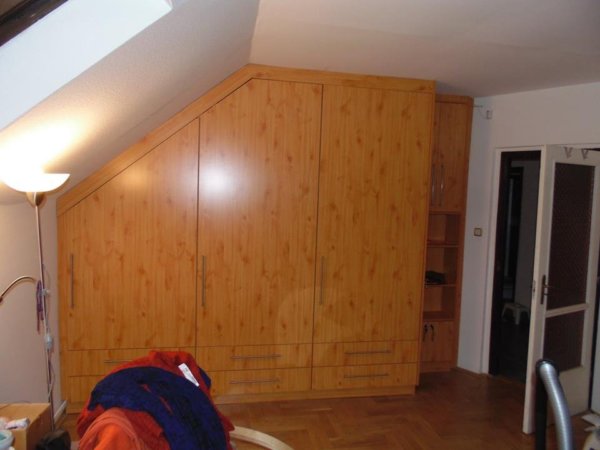 Térkihasználás a lépcső alatt ,egyedi megoldás Budapest lakásaiban Ha a lépcső az előszobánkban van, még egy cipős szekrény is elfér alá.lakásfelújítás képek Budapest munkáinkról