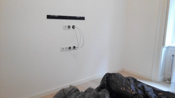 Új vezetékek bekötése, új kapcsolók és konnektorok kiépítésé Villanyszerelés Budapesten. Lakásfelújítás képek.Konnektor és kapcsolók bekötése lakásfelújítás Budapest,Villanyszerelő Budapesten