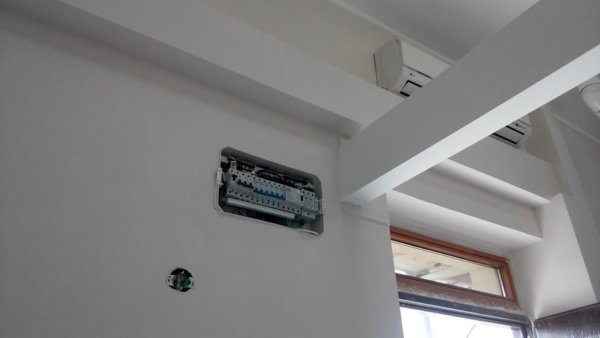 Lakásfelújítás képek biztosítéktábla cserét Bízd Ránk Lakésfelújítás olcsó villanyszerelés, Budapest